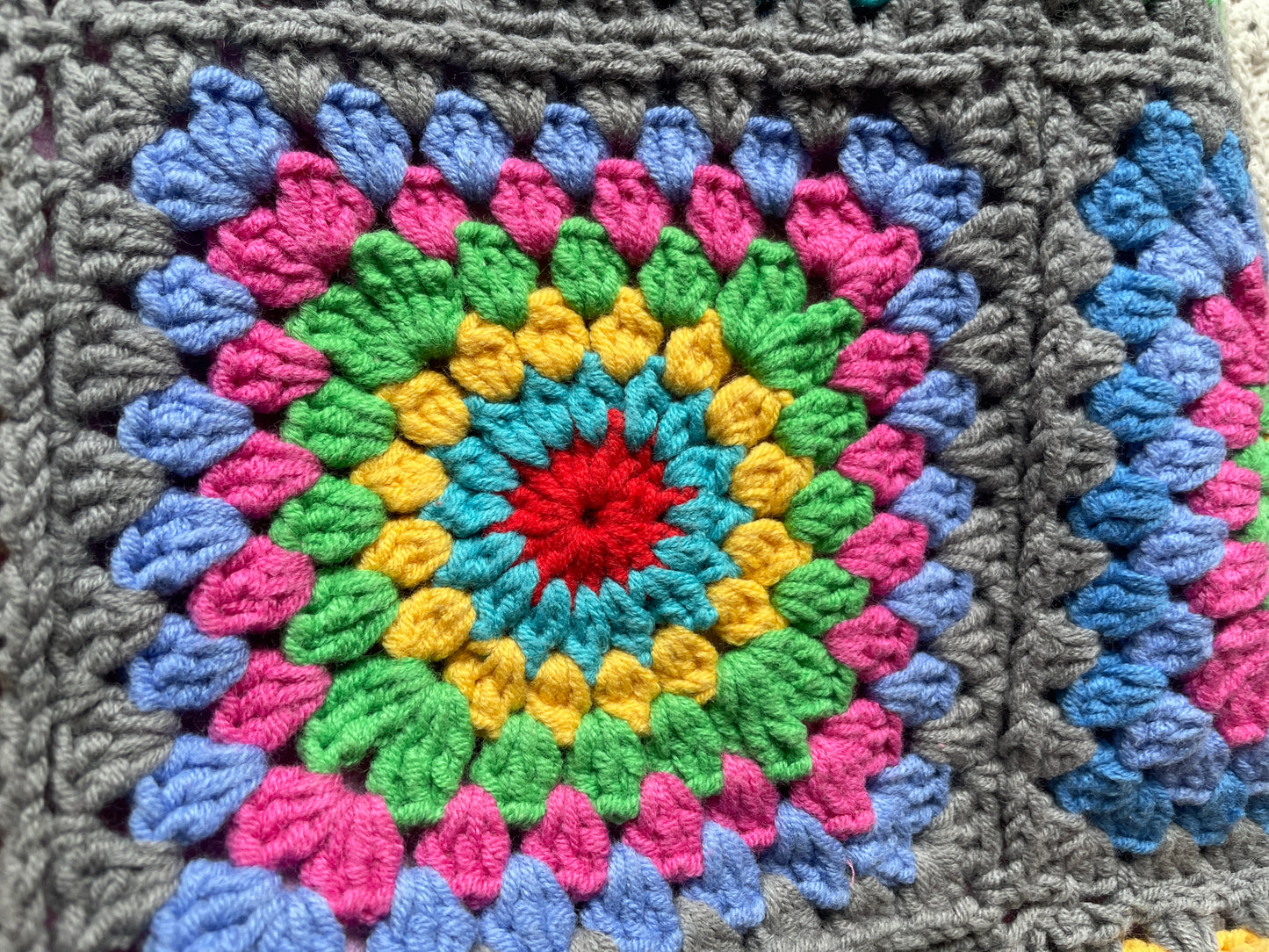 Gehaakte schoudertas granny squares