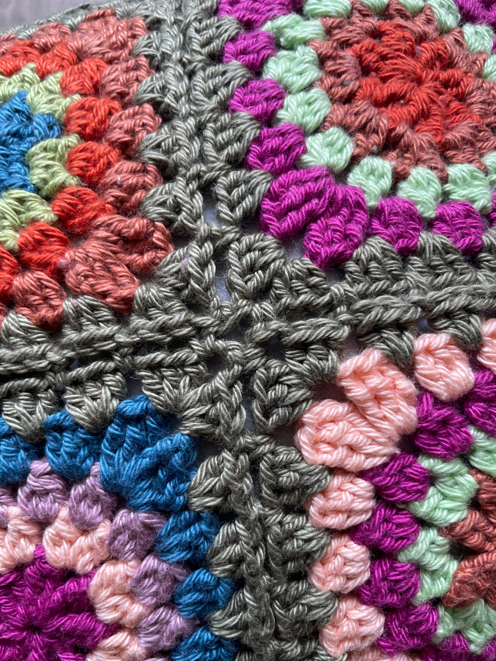 Crossbody Bag van Granny Squares - warme kleuren met de kleur olijfgroen als basis