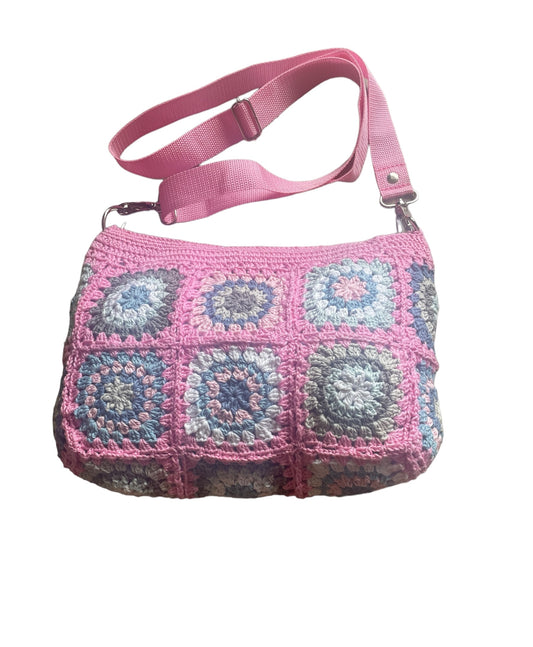 Gehaakte crossbody bag van granny squares - Zachtroze - Lichtblauw wit