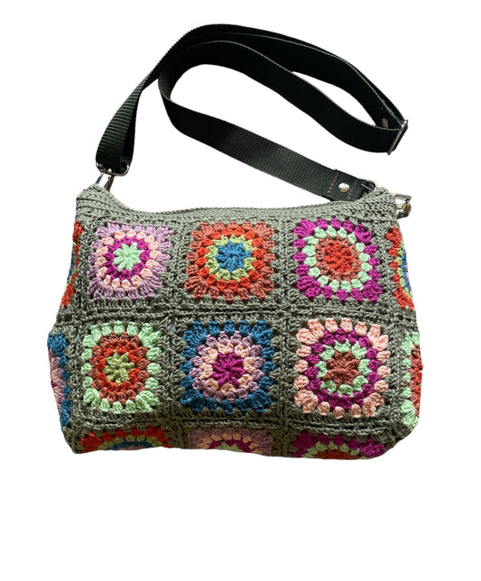 Gehaakte Crossbody Bag van Granny Squares - warme kleuren met de kleur olijfgroen als basis