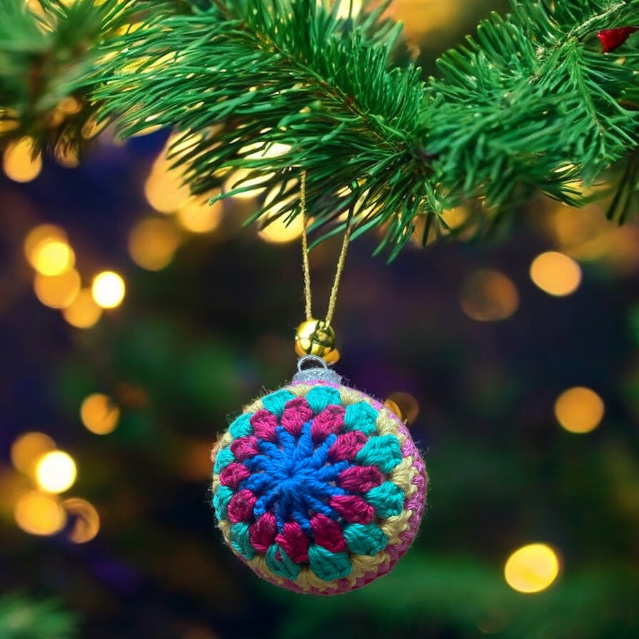 Gehaakte gekleurde kerstballen