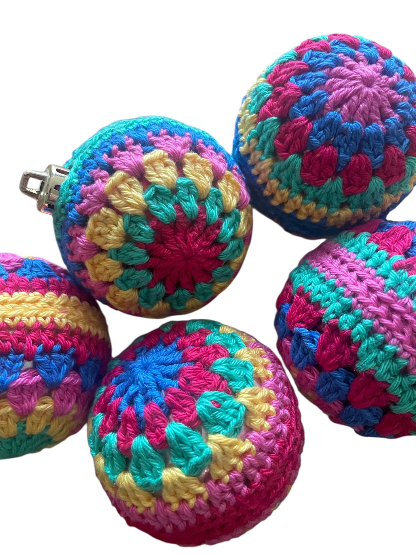 Gehaakte gekleurde kerstballen
