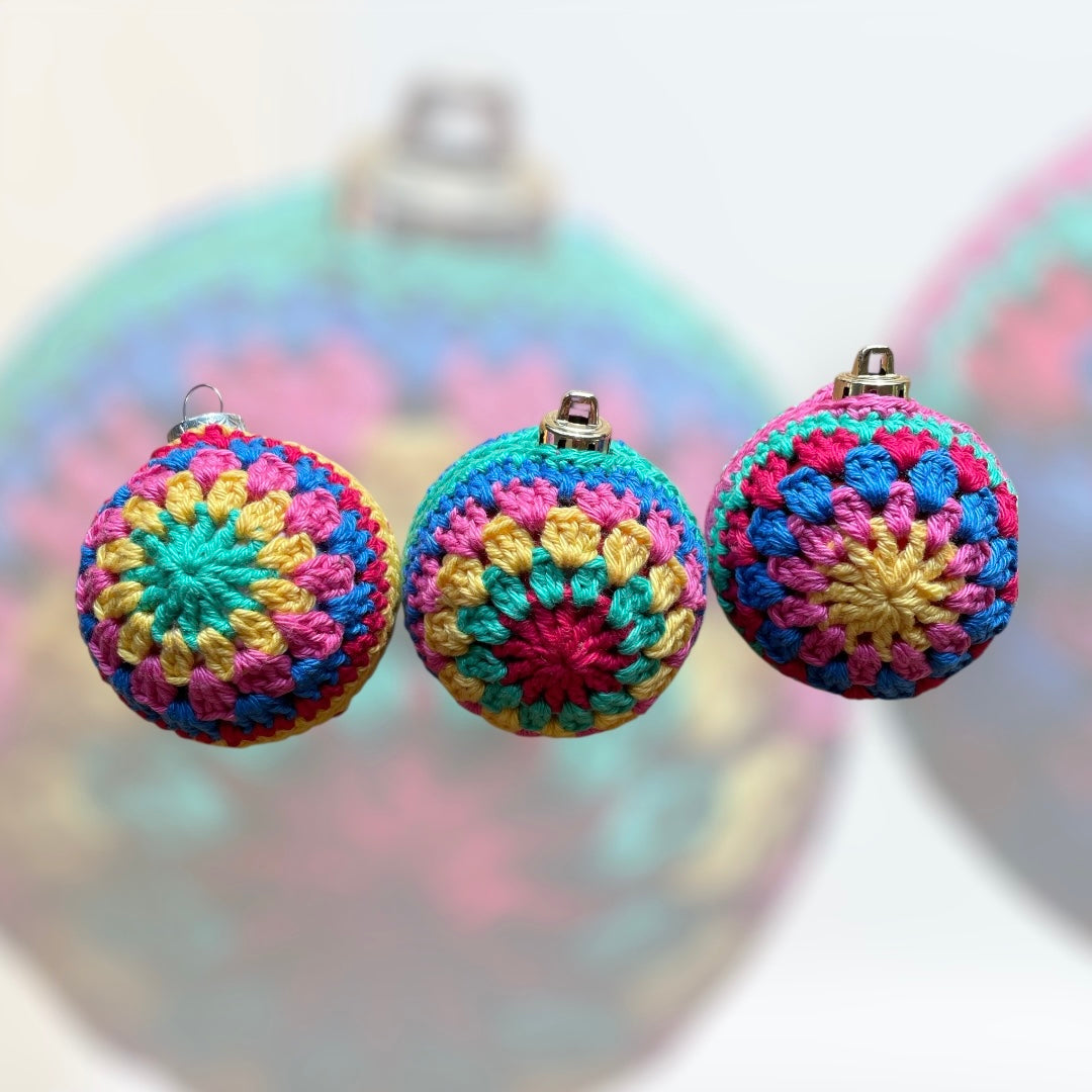 Gehaakte gekleurde kerstballen