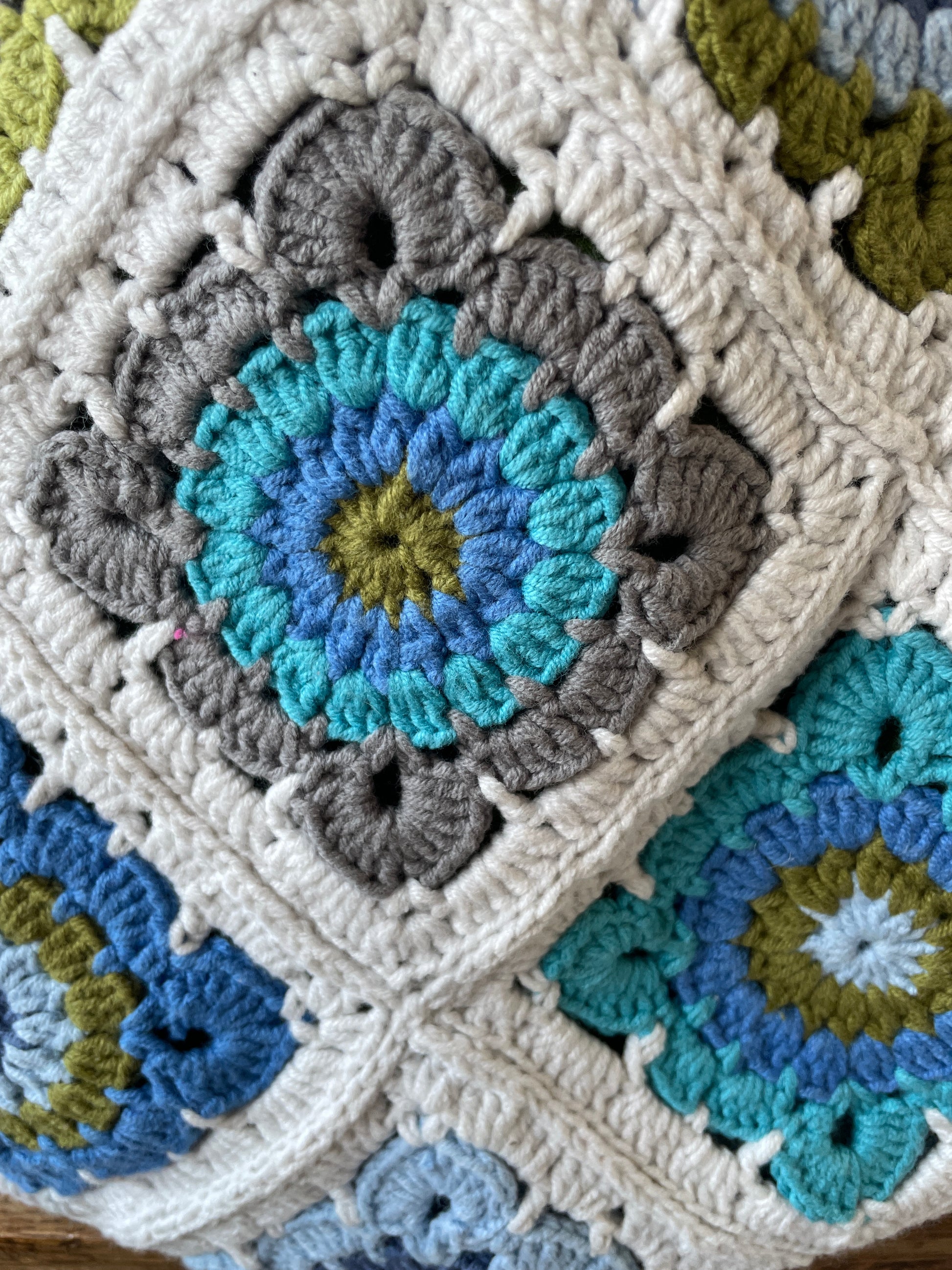 Gehaakte handtas granny squares met bamboe handvat - kleur mist met groen/blauw